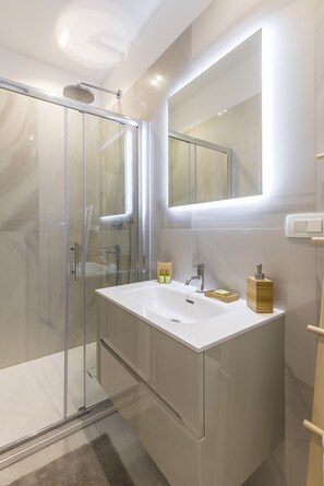 Douche, séchoir à cheveux, serviettes fournies, shampooing
