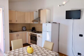 تناول الطعام داخل الغرفة