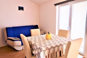 Apartment, Balkon | Wohnbereich | Fernseher