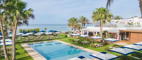 Piscina a l'aire lliure, cabanes (de pagament) i para-sols
