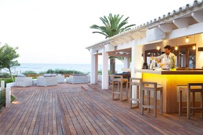 Poolside bar - Gecko Hotel & Beach Club (Formentera)