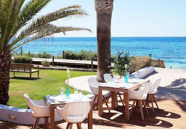 Couples’ dining