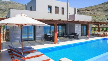 Outdoor pool, an infinity pool