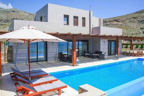 Outdoor pool, an infinity pool - Villa Artemis Lindos (Rhodes)