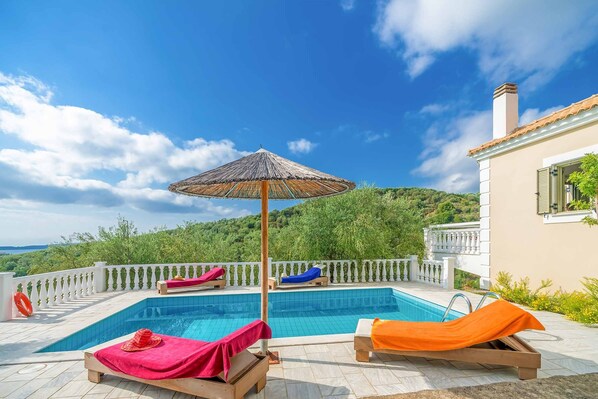 Outdoor pool, pool loungers - Villa Arbutus (Pylos-Nestoras)