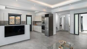 Vila, 3 quartos, piscina particular | Cozinha privada | Geladeira, micro-ondas, fogão, lava-louças