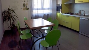 Appartement | Privékeuken | Een koelkast, een magnetron, een oven, een kookplaat