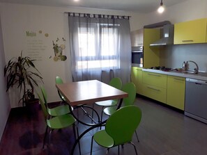 Apartment | Private kitchen | Fridge, microwave, oven, stovetop - Apartment Calm & Relax (Pula)