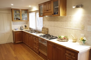 Fridge, microwave, oven, stovetop - Sea breeze sanctuary (Point Leo)