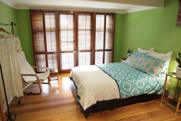 5 bedrooms, iron/ironing board, bed sheets