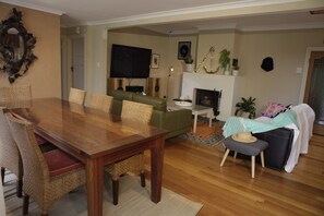 Dining - Sea breeze sanctuary (Point Leo)