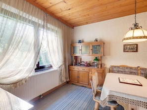 Dining - Quiet Chalet in Kaumberg near Vienna with Garden (Kaumberg)