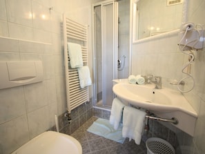 Appartement | Badkamer | Een douche, handdoeken