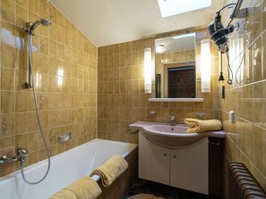 Chalet | Bathroom | Bathtub, towels