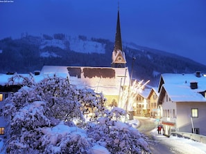 A snow-covered village with a church steeple and buildings with snow on their roofs. - Holiday Home Near Zell am See and Kaprun (Bruck an der Grossglocknerstrasse)