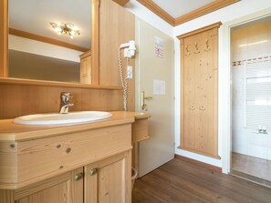 House | Bathroom | Combined shower/tub, towels