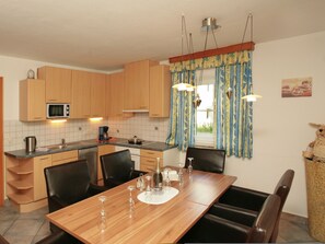 Fridge, microwave, dishwasher - Spacious Apartment in Kaprun Salzburg With Parking (Kaprun)