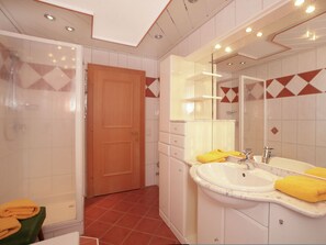 Shower, towels - Spacious Apartment in Kaprun Salzburg With Parking (Kaprun)
