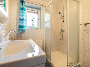 Ferienhaus | Badezimmer | Dusche, Handtücher