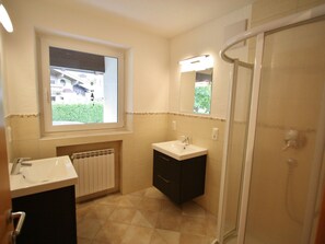 Apartment | Badezimmer | Dusche, Handtücher