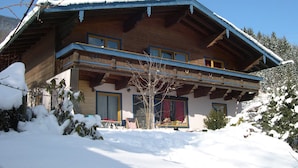 A wooden chalet with a sloped roof and a balcony. - Great Group Holiday Home (Neukirchen am Grossvenediger)