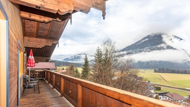 A wooden balcony with a view of a mountain and a cloudy sky. - Great Group Holiday Home (Neukirchen am Grossvenediger)