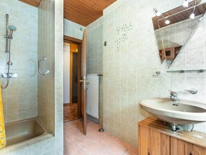 House | Bathroom - Great Group Holiday Home (Neukirchen am Grossvenediger)