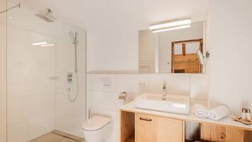 Chalet | Bathroom | Shower, towels