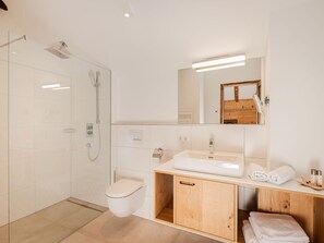 Chalet | Bathroom | Shower, towels - Lovely Chalet in Weißpriach near Ski Lift (Weisspriach)