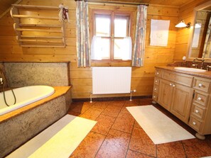 Alpehytte | Badeværelse | Badekar, håndklæder