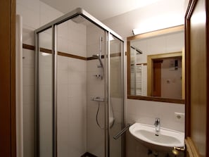Apartment | Bathroom - Spacious Apartment in Wagrain With Balcony (Wagrain)
