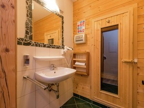 Shower, towels - Spacious Apartment in Kaprun With a Private Sauna (Kaprun)