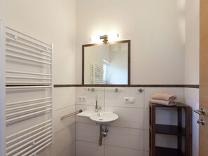 Chalet | Badezimmer | Dusche, Handtücher