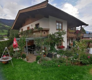 Apartment | Outdoor dining - Apartment Walchen Near Ski Slopes (Piesendorf)