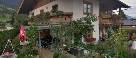 Apartment | Outdoor dining