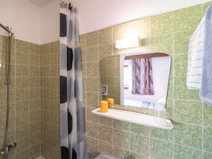 Apartment | Bathroom - Contemporary Apartment in Maishofen near Ski Area (Maishofen)