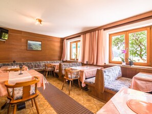 Apartment | Dining - Contemporary Apartment in Maishofen near Ski Area (Maishofen)