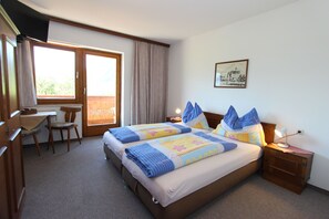 Apartment | 4 bedrooms, bed sheets - Spacious Apartment near Ski Trail in Maishofen (Maishofen)