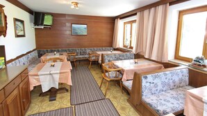 Apartment | Dining - Spacious Apartment near Ski Trail in Maishofen (Maishofen)