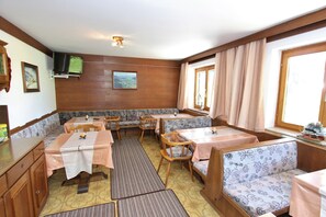 Apartment | Dining - Spacious Apartment near Ski Trail in Maishofen (Maishofen)