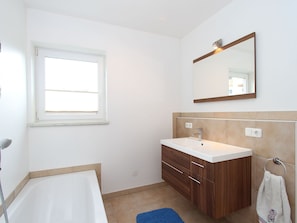 Chalet | Bathroom | Bathtub - Spacious Chalet in Neukirchen am Großvenediger near Ski Area (Neukirchen am Grossvenediger)