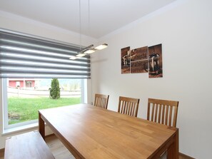 Dining - Spacious Chalet in Neukirchen am Großvenediger near Ski Area (Neukirchen am Grossvenediger)