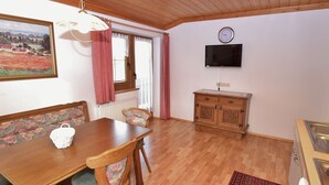 Apartment | Living room - Sunlit Apartment in Saalbach-hinterglemm With Balcony (Saalbach-Hinterglemm)