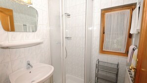 Apartment | Bathroom - Sunlit Apartment in Saalbach-hinterglemm With Balcony (Saalbach-Hinterglemm)