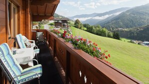 Apartment | Balcony - Sunlit Apartment in Saalbach-hinterglemm With Balcony (Saalbach-Hinterglemm)