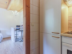 Kühlschrank, Ofen, Wasserkocher mit Kaffee-/Teezubehör