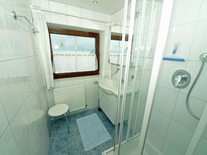 Apartment | Badezimmer | Dusche, Handtücher