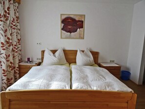 Apartment | 4 bedrooms, bed sheets - Apartment With Balcony in Hart im Zillertaler (Hart im Zillertal)