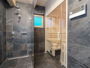 Chalet | Bathroom | Shower, towels