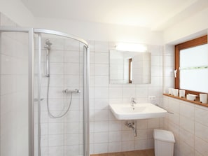 Chalet | Bathroom | Combined shower/tub, towels